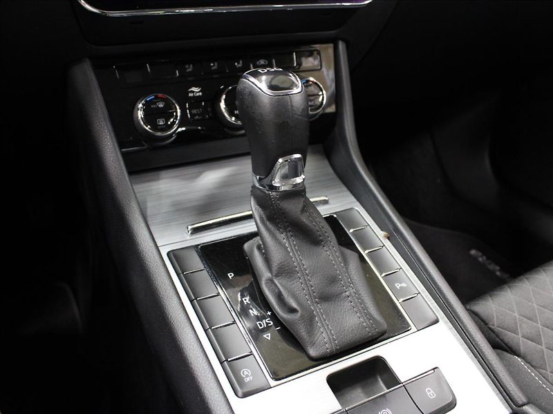 Škoda Superb 2,0 TDI DSG LED 1.majitel - fotka 26 z 37