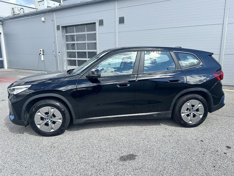 BMW iX1 xDrive30 - fotka 3 z 14