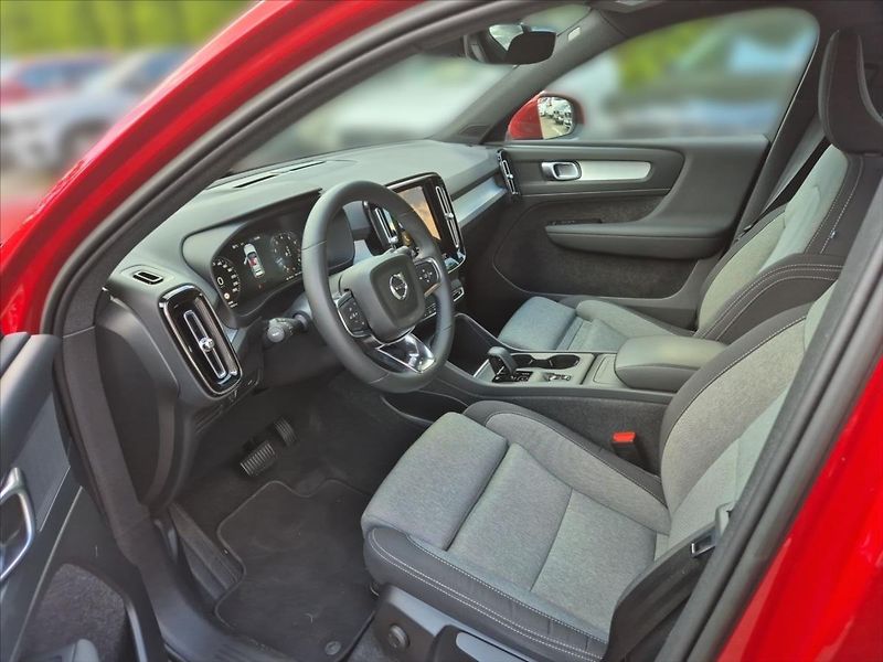 Volvo XC40 1,5 T2 FWD Momentum - fotka 7 z 18
