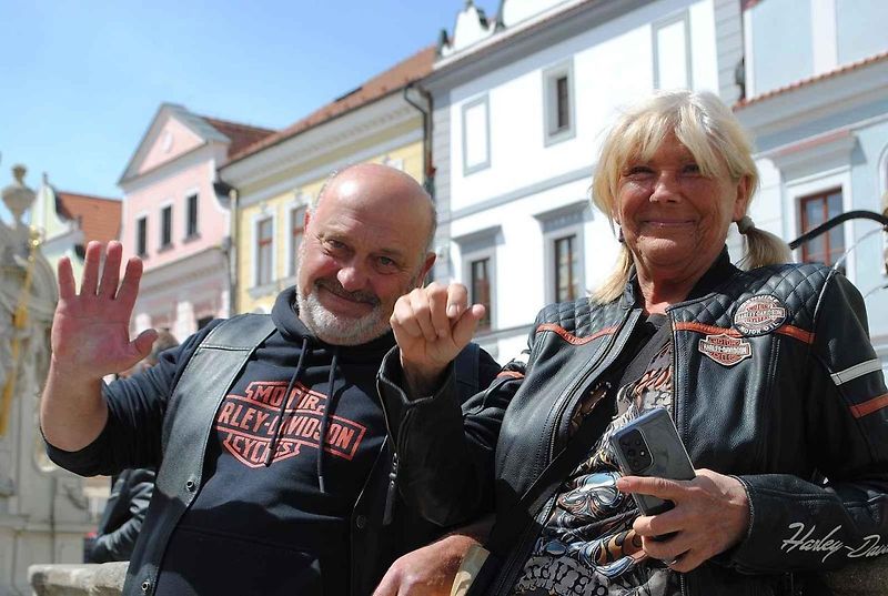 Třeboňské Masarykovo náměstí bylo motorkami doslova našlapané. Stovkám strojů požehnal tamní kaplan Jiří Kalaš.