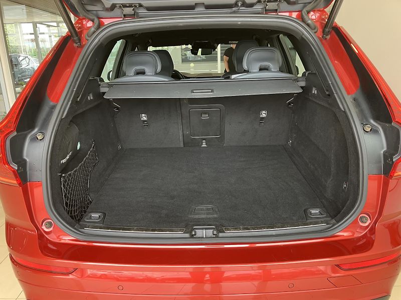 Volvo XC60 B4 AWD R-Design AT8, ČR - fotka 9 z 50