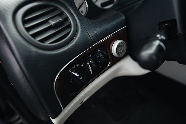 Při odmlžování pomůže nasměrovat vzduch na čelní sklo, zesílit ventilátor a nechat zapnutý přívod vzduchu zvenčí., zdroj: Nenad Stojković / Wikimedia Commons, CC BY 2.0.