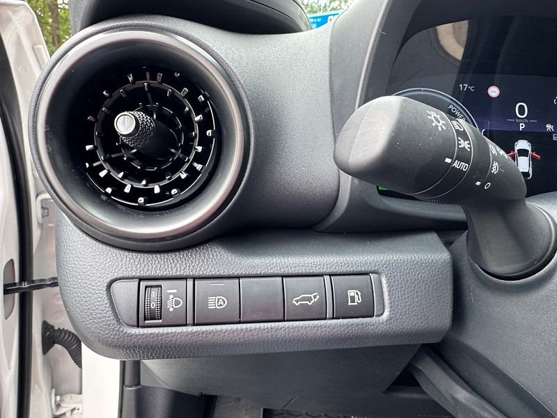 Toyota C-HR (2025) 1.8 Hybrid 140k Executive - fotka 24 z 32