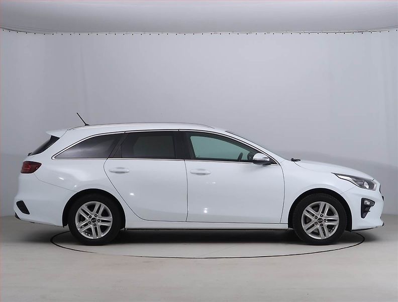 Kia Ceed (2019) 1.4 T-GDI, Serv.kniha - fotka 6 z 18