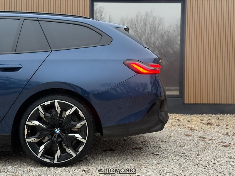 BMW Řada 5 (2025) 550e xDrive Touring M Sport - fotka 9 z 34