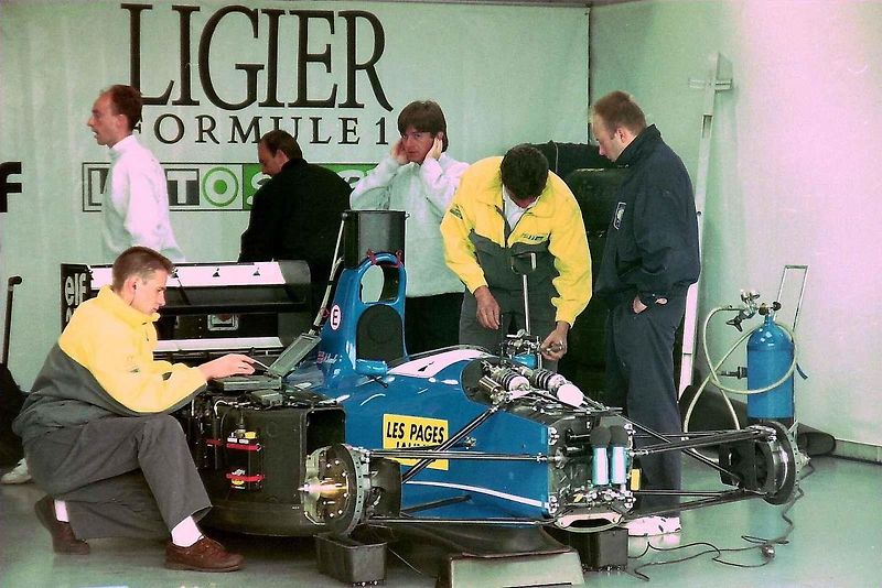 Guy Ligier byl majitelem úspěšné stáje F1, která nesla jeho jméno. Tým startoval v 326 závodech Grand Prix a připsal si devět vítězství.