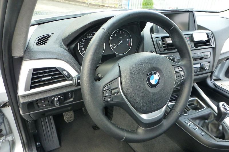 BMW Řada 1 (2012) 2.0D,dig.klima,xenony,park.sen - fotka 23 z 43