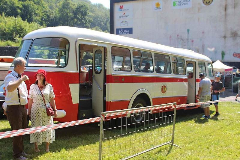 V Litvínově se uskutečnil již osmý sraz historických vozidel. Letos na něj poprvé přijel legendární jezdec z Dakaru a někdejší závodník ve Formuli Easter Jiří Moskal. Na snímku je v rozhovoru s jedním z návštěvníků.