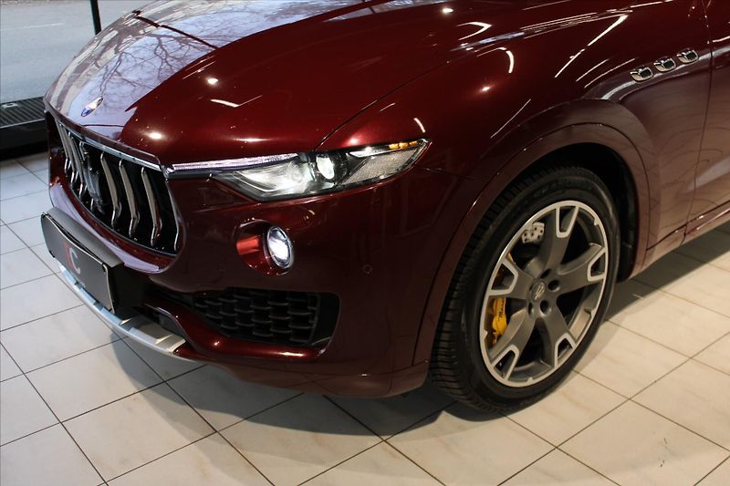 Maserati Levante SQ4 GranLusso ACC/Pano/B&W - fotka 7 z 37
