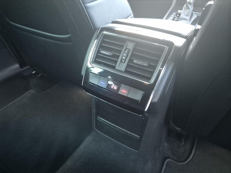 Škoda Superb Combi 2,0TDi DSG 110kw 17ALU - fotka 39 z 44