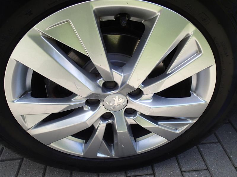 Peugeot 3008 1,2 CZ, 1.Majitel, serv. kn - fotka 8 z 48