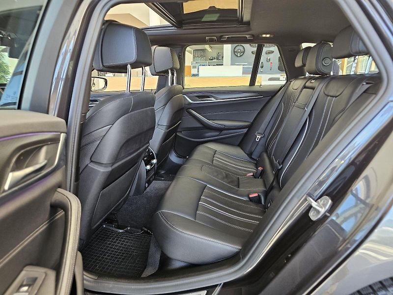 BMW Řada 5 530d xDrive - fotka 30 z 30