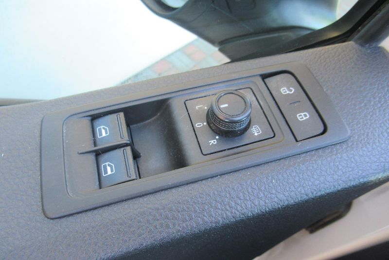 Volkswagen Multivan 2.0 TDI DSG 4MOTION AUT. KLIMA - fotka 19 z 24