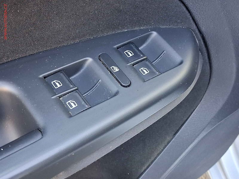 Volkswagen Touran (2007) 2.0 i, AAC, tempo - fotka 11 z 16