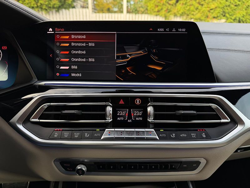 BMW X7 M50xD-R22-PANO-H&K-ČR-TOP STAV - fotka 27 z 53