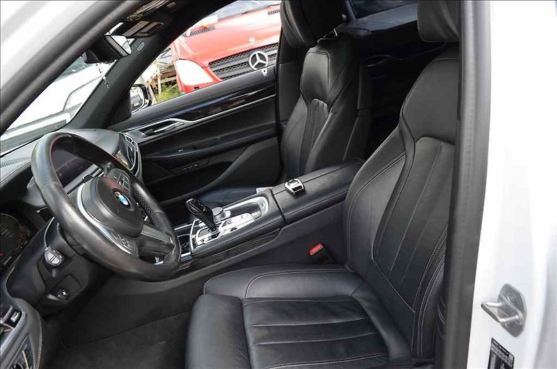 BMW Řada 7 (2019) L 740 I 3,0 - fotka 25 z 30