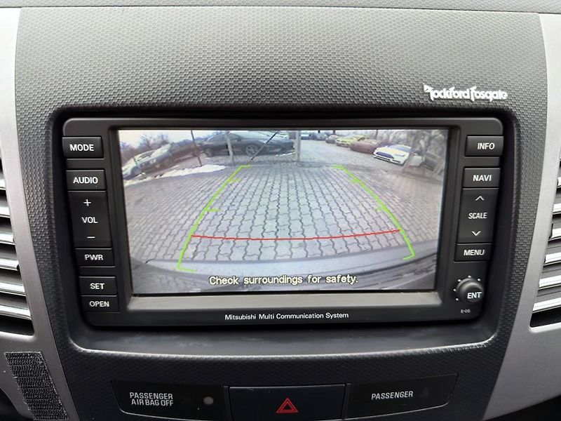 Mitsubishi Outlander 2.2 DI-D 4x4 automat, navigace - fotka 22 z 27