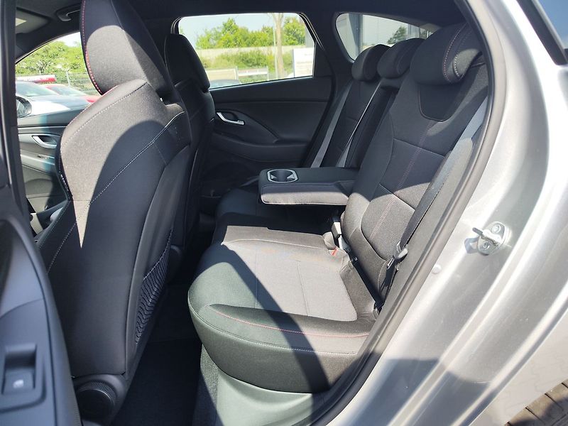 Hyundai i30 1.5 T-GDI/103kW N-Line DCT - fotka 12 z 32