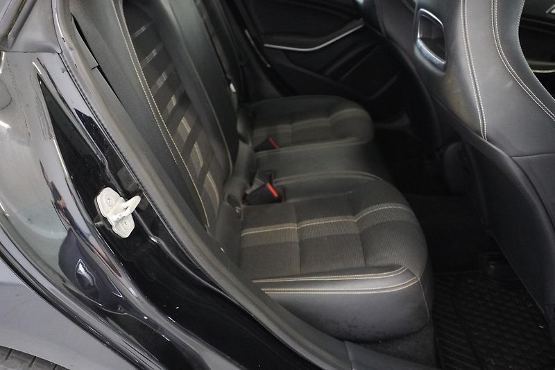 Mercedes-Benz CLA 200 1.6i AUTOMAT, FACELIFT - fotka 26 z 29