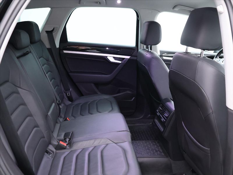 Volkswagen Touareg 3,0 TDI 170kW DSG 4M LED CZ - fotka 13 z 31