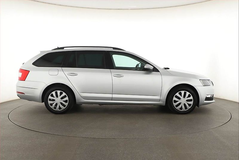 Škoda Octavia (2018) 1.6 TDI, Navi, Tempomat - fotka 6 z 13