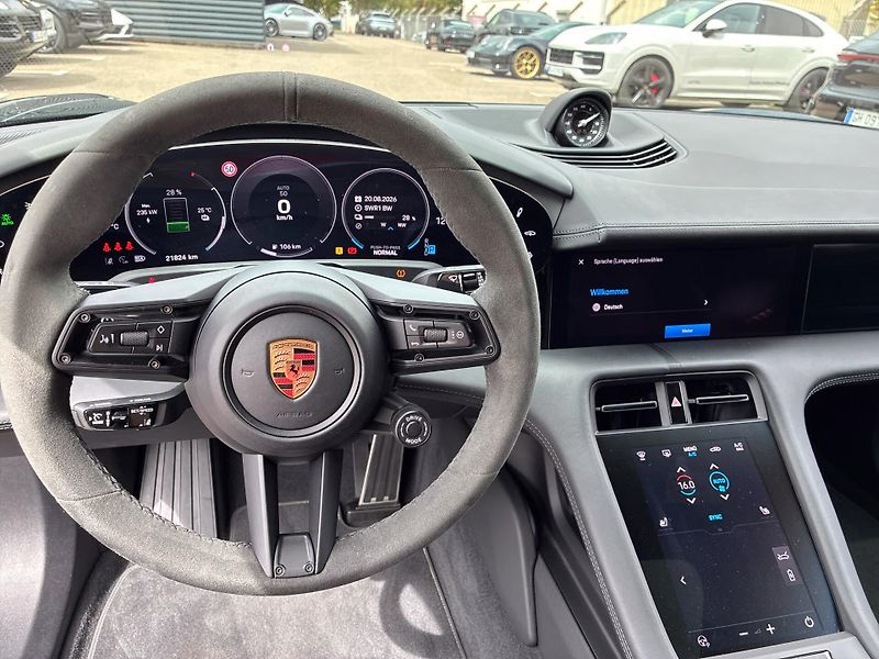 Porsche Taycan GTS Sport Turismo HuD Pano 360 - fotka 11 z 20