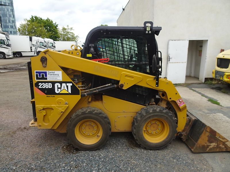 Caterpillar (2015) 236D - fotka 7 z 11