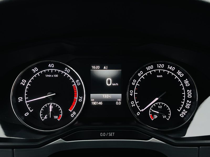Škoda Superb 1.4TSI 1.MAJITEL KAMERA VÝHŘEV - fotka 46 z 48
