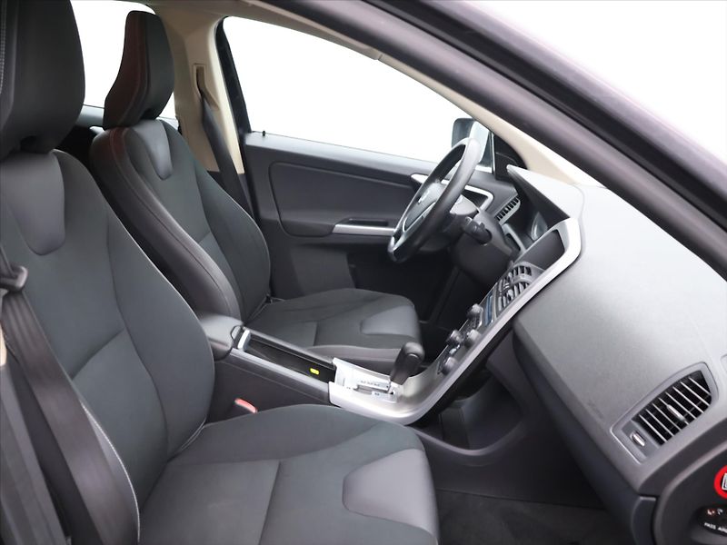 Volvo XC60 2,4 D3 120kW Momentum AWD AUT - fotka 12 z 33