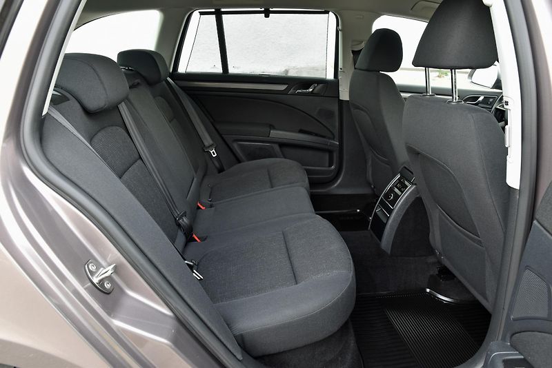 Škoda Superb 1.6 TDi 6st,KLIMA,NAVI,PDC,ALU - fotka 30 z 39