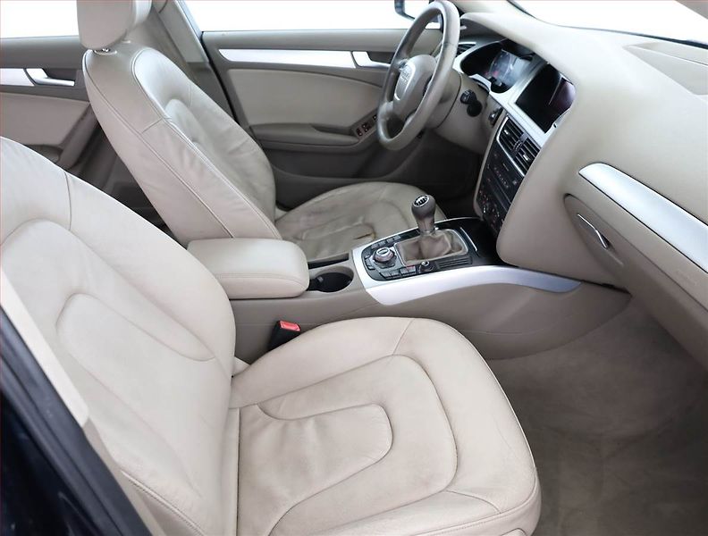 Audi A4 (2009) 2.0 TDI, rezervace - fotka 7 z 17