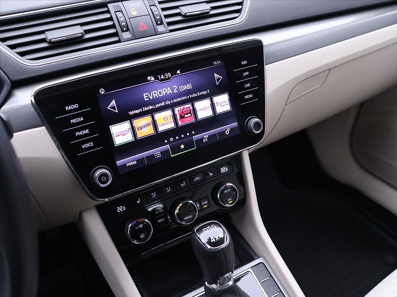 Škoda Superb 2,0 TDI DSG 4x4 CZ Style DPH - fotka 21 z 32