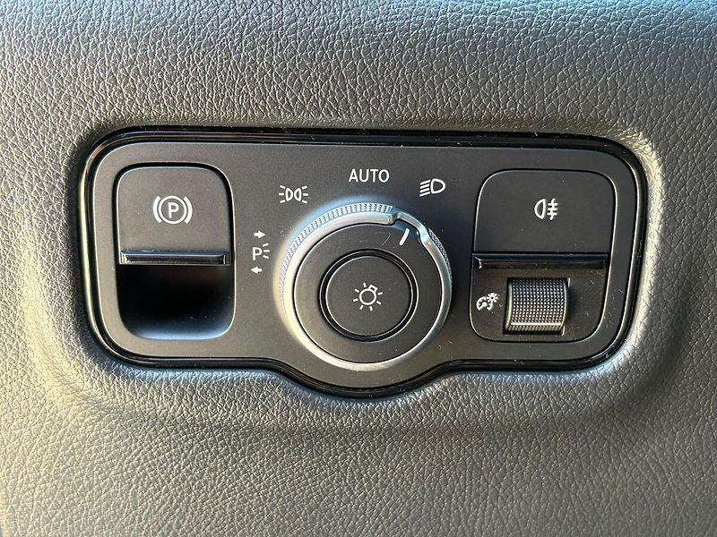 Mercedes-Benz Vito Tourer 116CDI Long 4Matic Pro - fotka 24 z 31