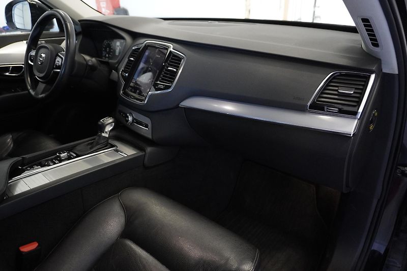 Volvo XC90 D5 MOMENTUM 4WD - fotka 29 z 33