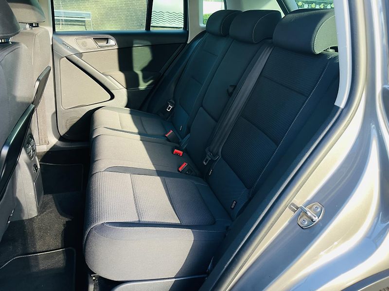 Volkswagen Tiguan 2.0TSI 4x4 AUT SERVISKA VYHŘEV - fotka 32 z 47