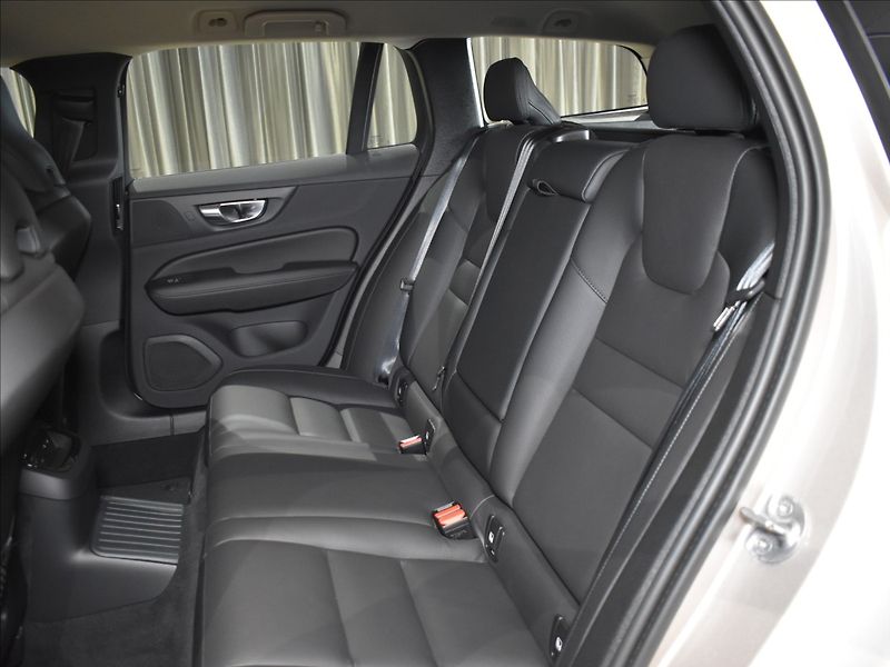Volvo V60 2,0 T6 AWD Core - fotka 10 z 26