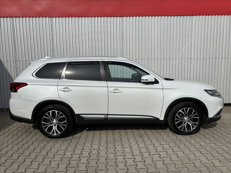 Mitsubishi Outlander 2,3 D Instyle+ 7.míst - fotka 6 z 15