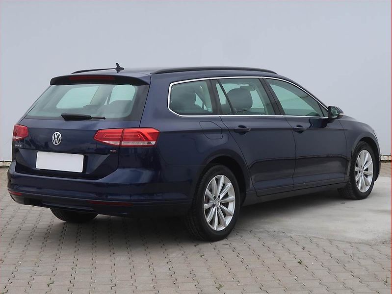Volkswagen Passat (2017) 1.6 TDI, Automat, Navi - fotka 5 z 18