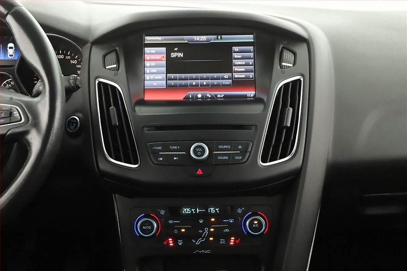Ford Focus (2015) 1.5 EcoBoost, Xenony, Tempomat - fotka 10 z 18