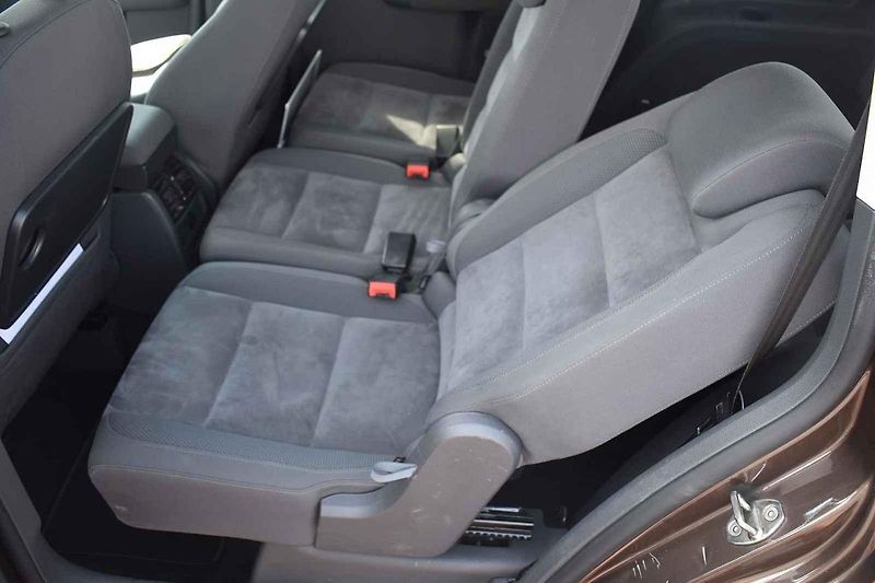Volkswagen Touran působí usedle, ale je to dobrý rodinný společník