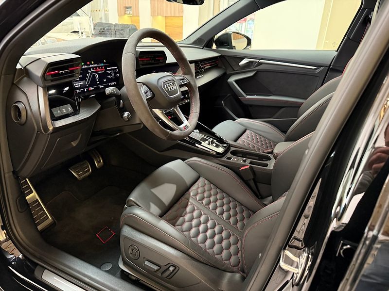 Audi RS 3 (2023) 2.5 TFSI 400 HP Sportback CZ - fotka 7 z 33