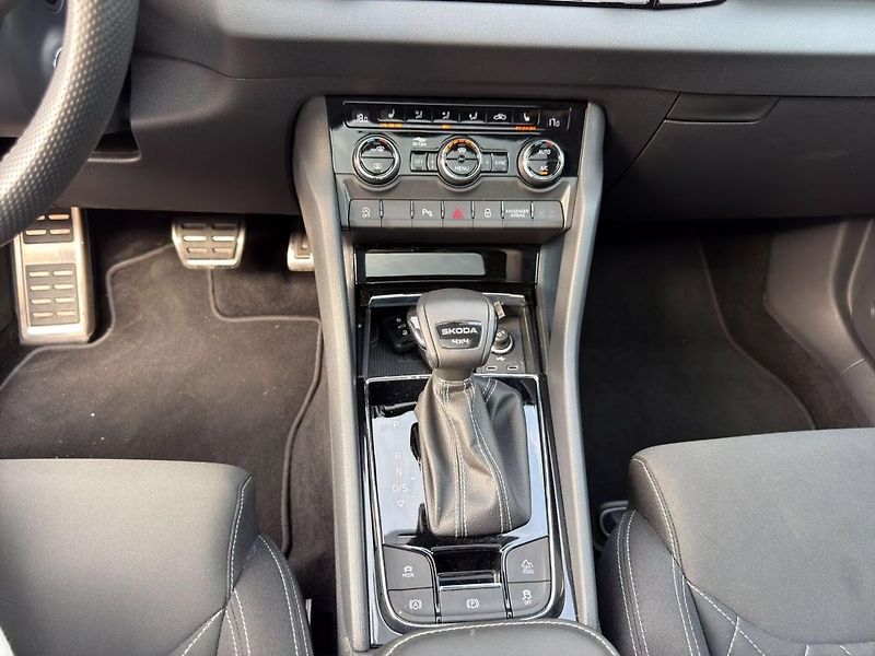 Škoda Karoq 2.0TSI 4x4 Sportline Pano DCC - fotka 17 z 21