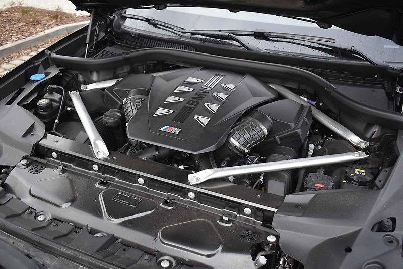 Velké SUV je překvapivě schopné i na zatáčkovitých silnicích