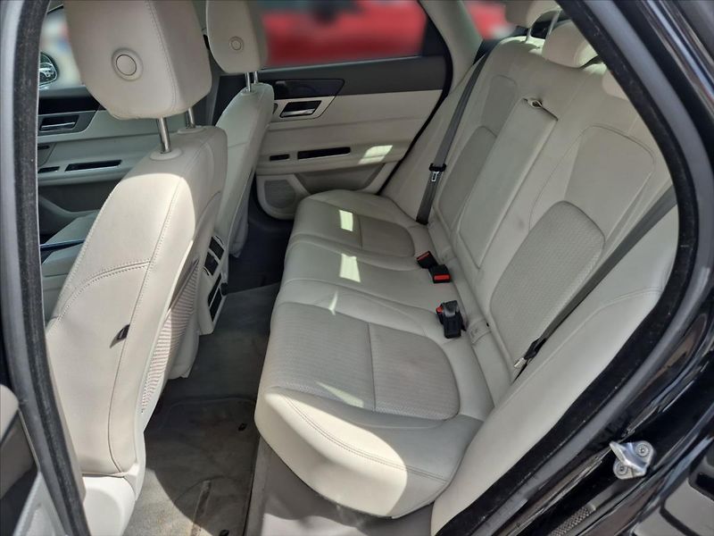 Jaguar XF 2,0 25t AWD Prestige - fotka 10 z 17