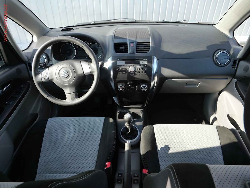 Suzuki SX4 (2011) 1.6 VVT 4x4, AC, park.asist - fotka 8 z 14