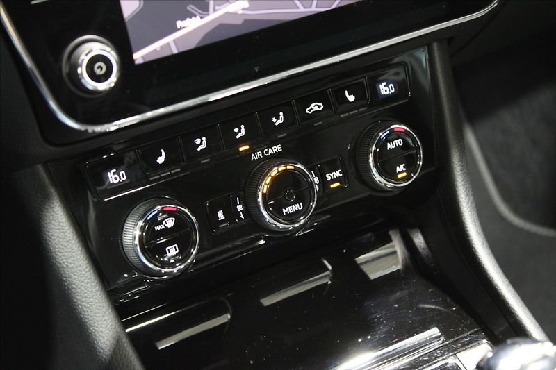 Škoda Superb 2,0 TDI DSG 140KW Sportline - fotka 30 z 37