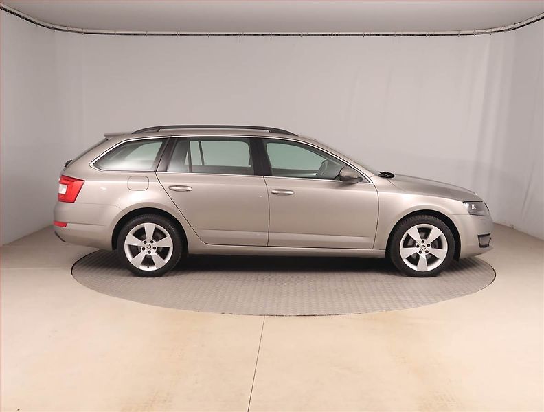 Škoda Octavia (2013) Elegance 1.6 TDI, Automat - fotka 6 z 16