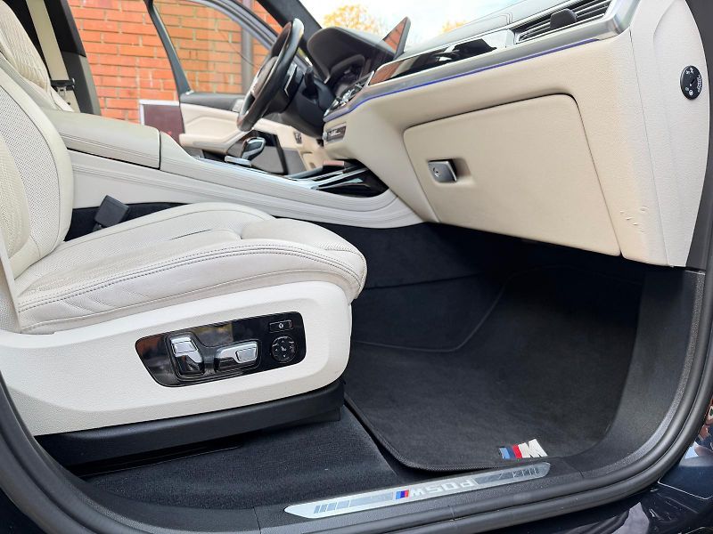 BMW X7 M50xD-R22-PANO-H&K-ČR-TOP STAV - fotka 14 z 53