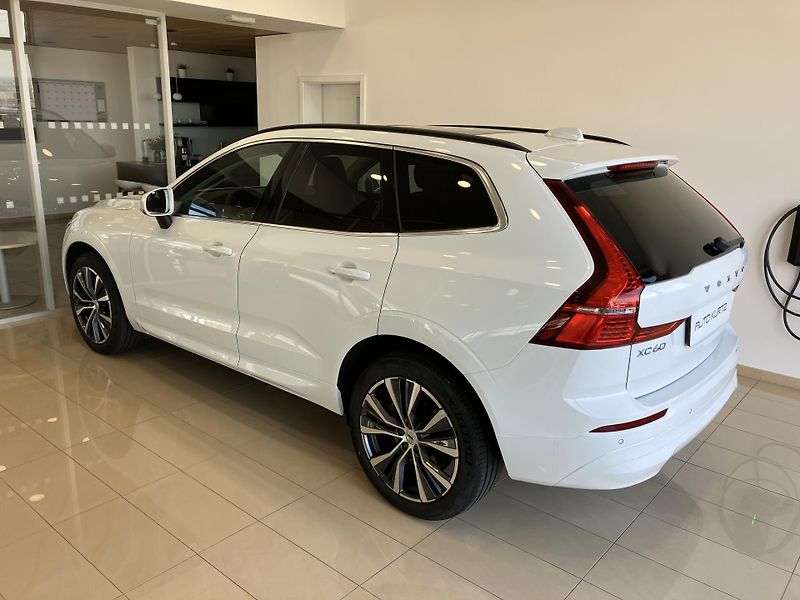 Volvo XC60 B4 FWD Momentum PRO AT8 - fotka 8 z 47
