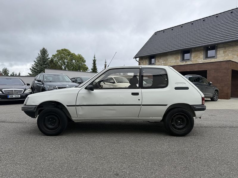 Peugeot 205 1.9 TD 51 kW - fotka 7 z 16